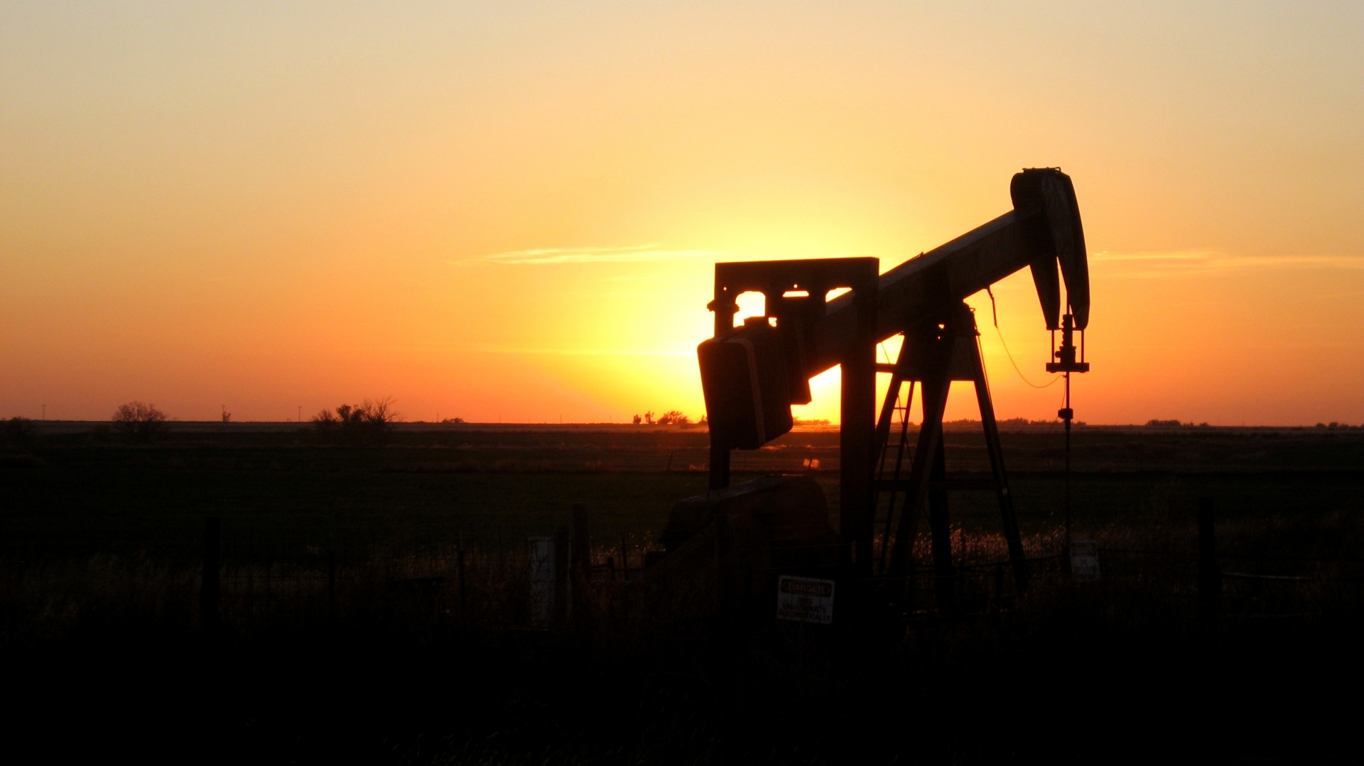 Петролът отбеляза загуба тъй като инвеститорите съчетаваха тона на избягване